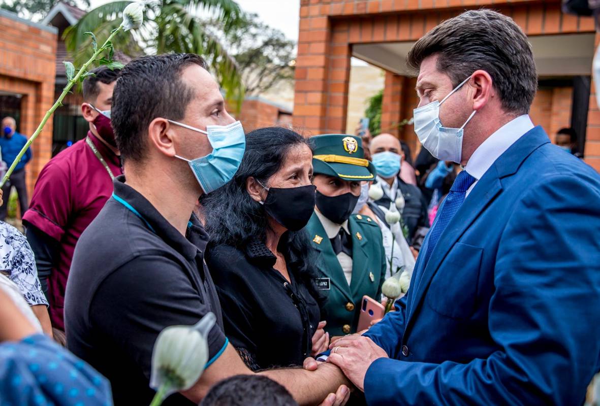 El ministro de defensa, Diego Molano se hizo presente y le dio unas palabras de aliento a los familiares. Foto Juan Antonio Sánchez Ocampo