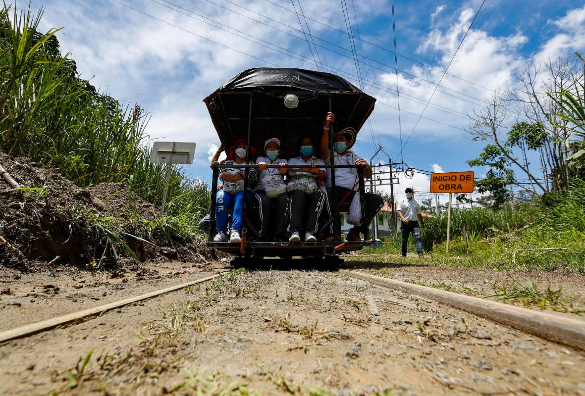 Unos vehículos adaptados con motos para aprovechar las abandonadas vías férreas y usarlas para mover carga y personas. Foto: Manuel Saldarriaga Quintero.