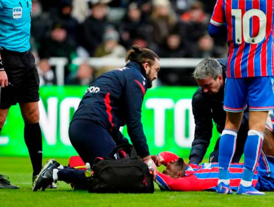 Este es el momento en el que el colombiano Jefferson Lerma recibe atención de los médicos del Crystal Palace tras un choque. FOTO GETTY 
