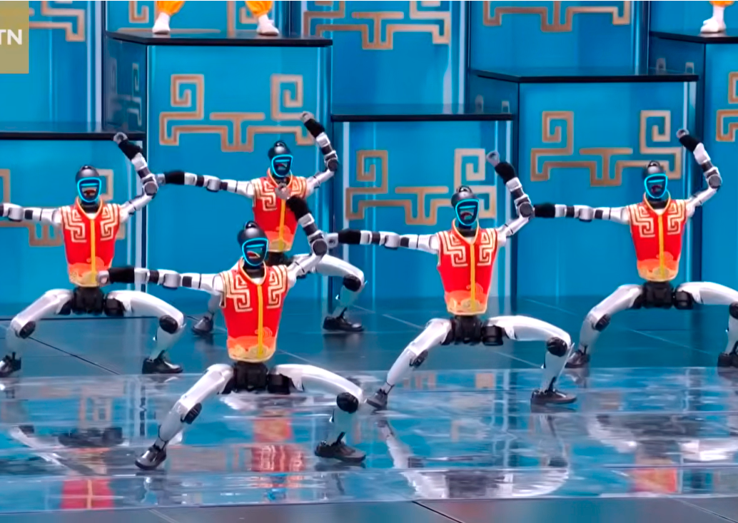 Los robots humanoides hacen parte de las “nuevas fuerzas productivas de calidad”, que buscan potenciar las productividad mediante la automatización. Foto captura pantalla CFTN.