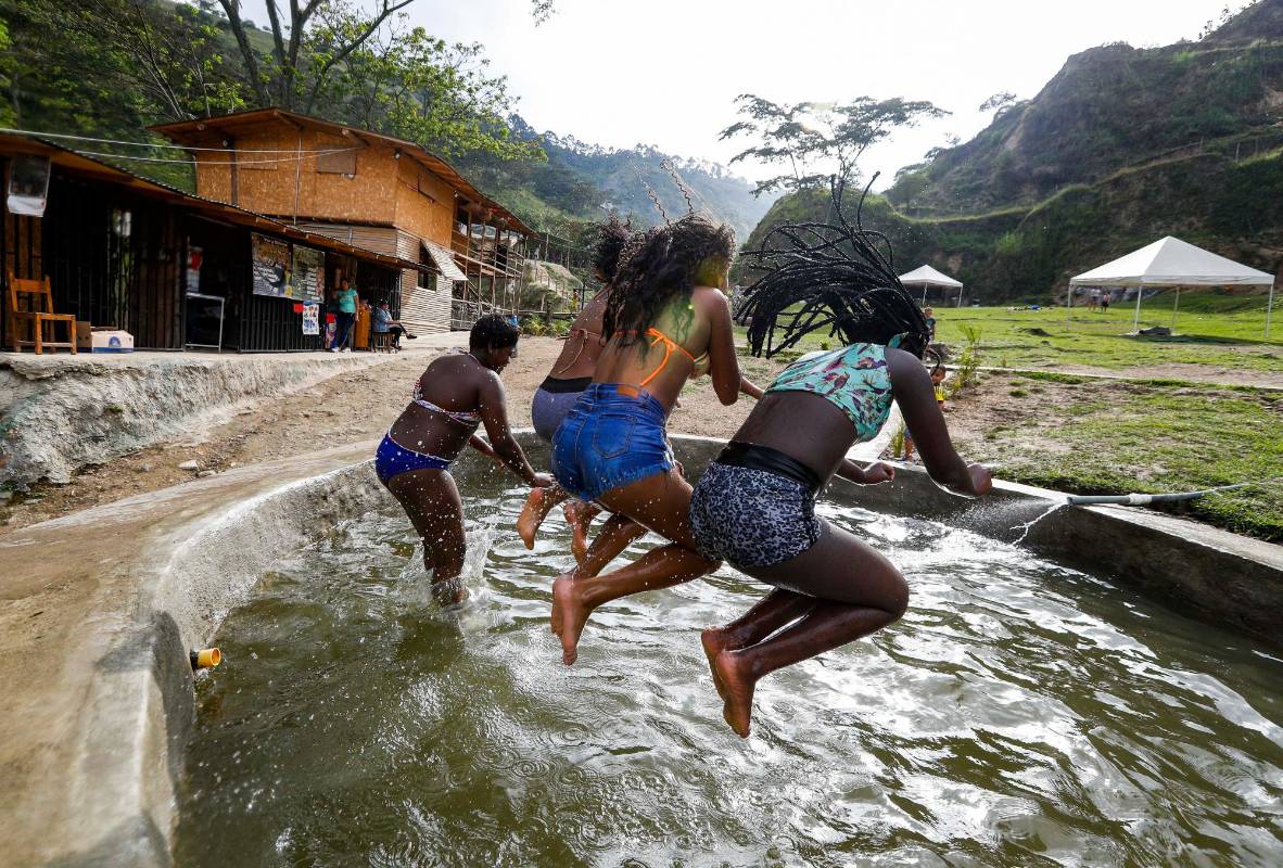 La comunidad disfruta de las piscinas naturales de aguas que provienen de nacimientos en la alta montaña. Foto: Manuel Saldarriaga Quintero.