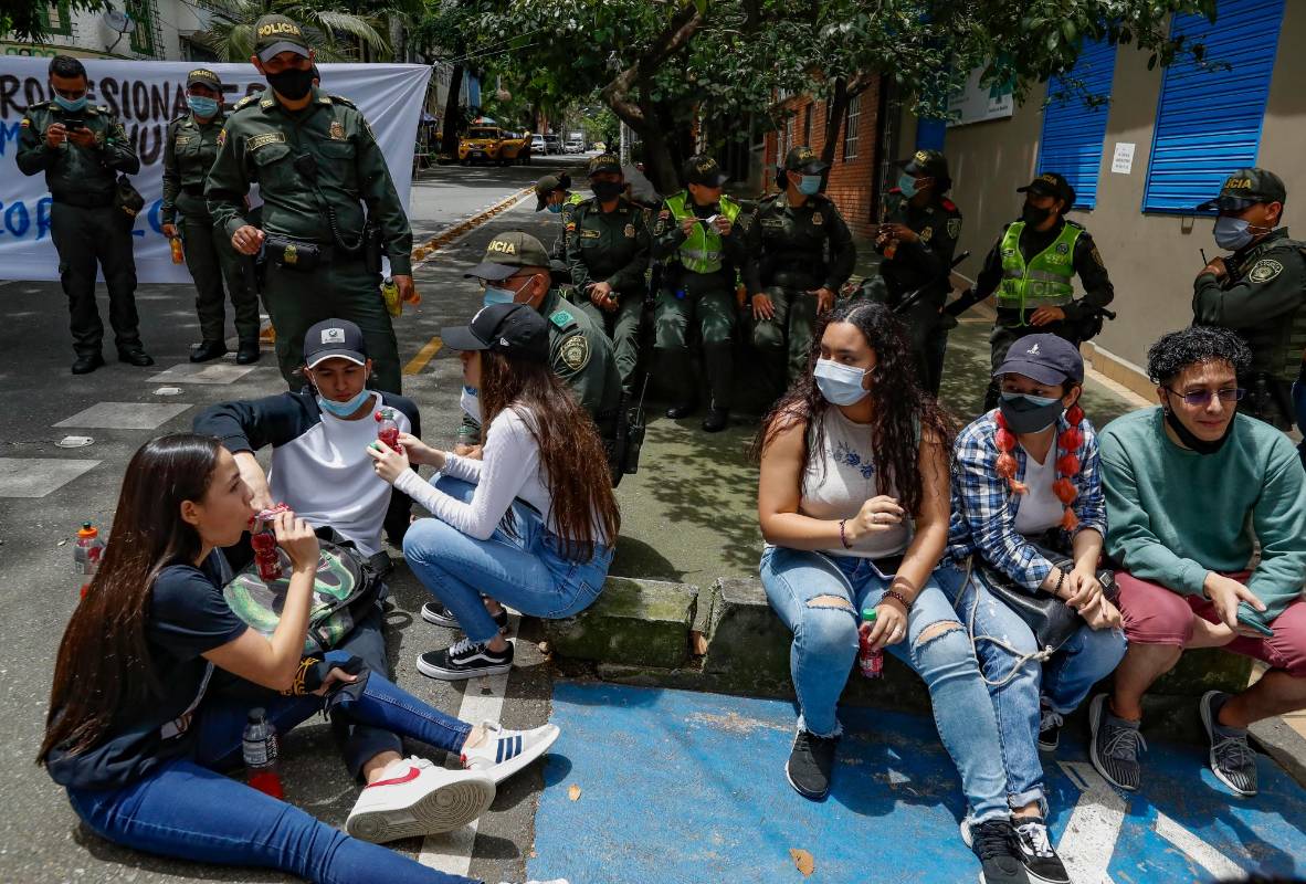 Un merecido descanso se dan las estudiante y las patrulleras de la Policía Nacional ante el encuentro futbolero: Manuel Saldarriaga Quintero