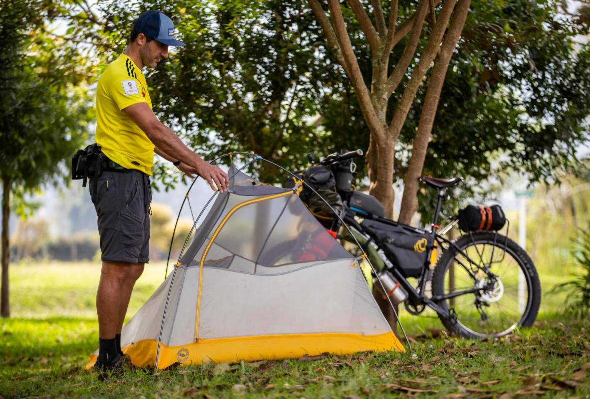 Aunque la pandemia todavía aún parece no tener una salida en un plazo cercano, Ayllón no quería seguir postergando su viaje. Trata de cuidarse, viaja en solitario y conserva distancias. Quizá las visitas a casas ajenas se reduzcan, pero tendrá su carpa para ir avanzando en el camino. Foto: Manuel Saldarriaga Quintero.