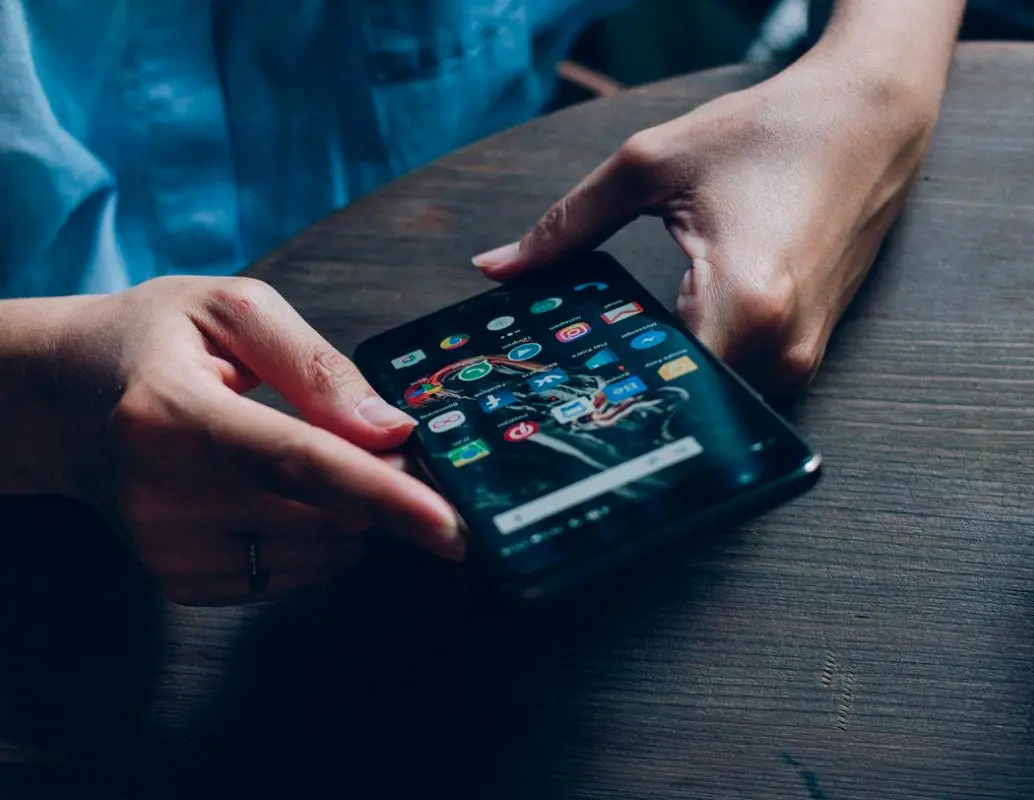 Las empresas pueden tomar medidas si los contenidos publicados comprometen su reputación o confidencialidad. FOTO: Pexels