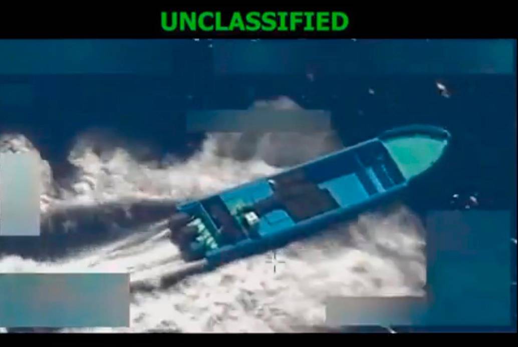 Esta es la lancha rápida que fue destruida por la Fuerza Naval de Estados Unidos en el Pacífico. IMAGEN TOMADA DE VIDEO @SecWar.