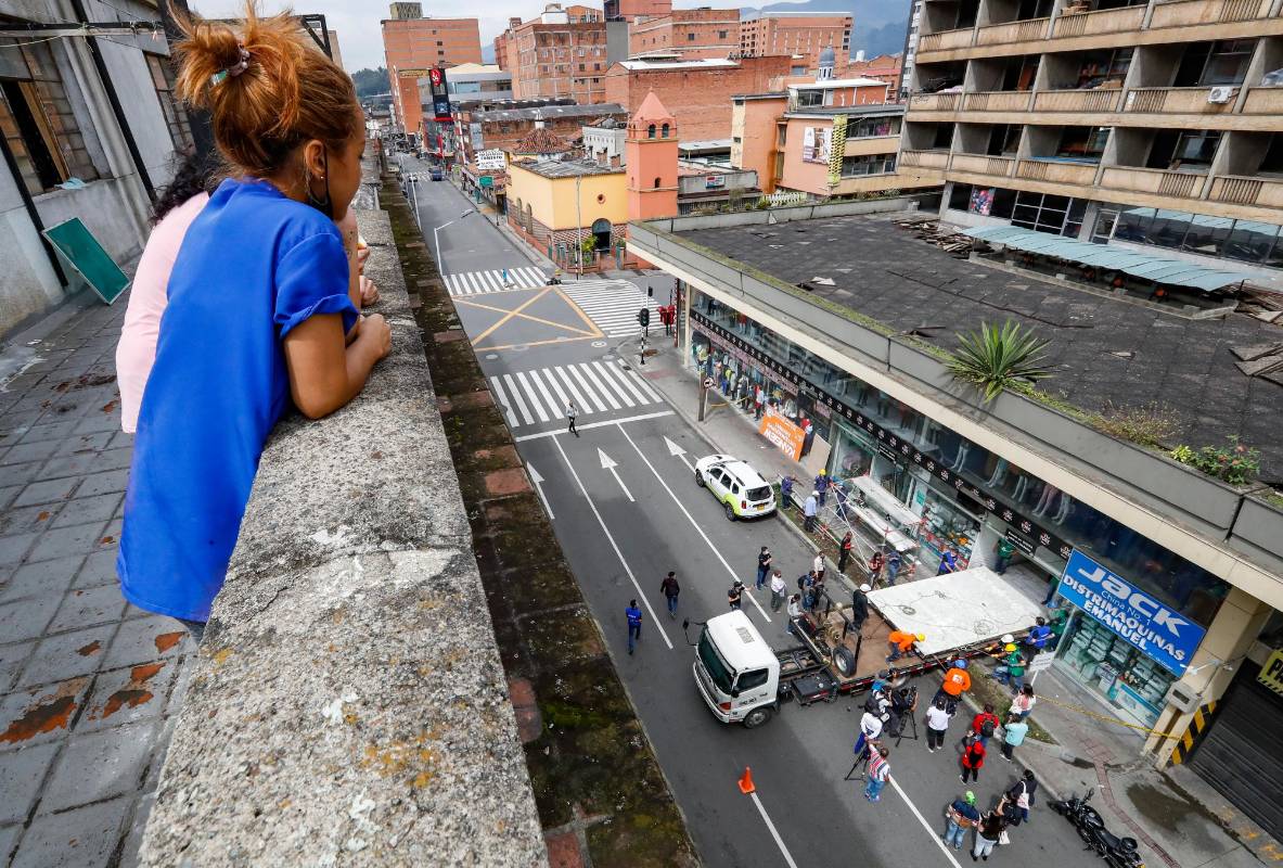 Algunos personas presenciaron desde la calle y balcones el traslado del gigantesco mural: Foto: Manuel Saldarriaga Quintero.