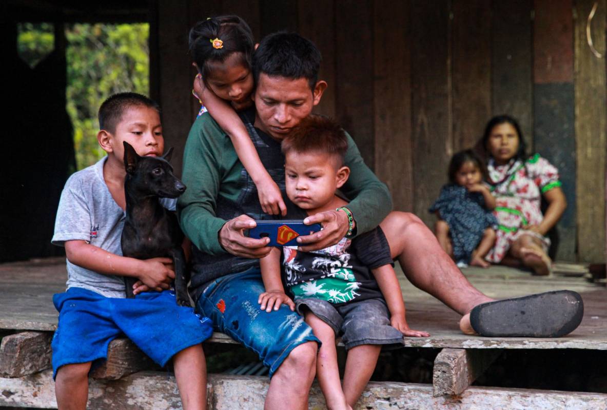 En el resguardo Aguasal, Chocó, Arcelio Manúcama, comparte con sus hijos mientras María Ibelina Sintua, su esposa observa, ella está en embarazo de su quinto hijo. Foto: MANUEL SALDARRIAGA QUINTERO.