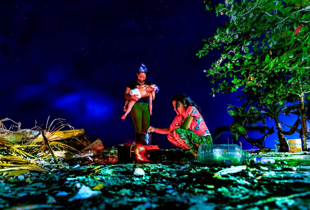 En las playas de Urabá los migrantes pasan las noches cocinando y durmiendo para continuar su larga y peligrosa travesía por el Darién. Foto: Camilo Suárez