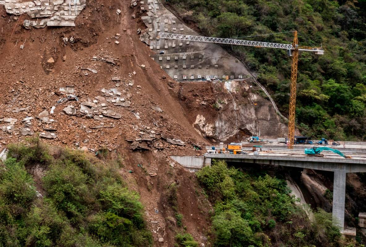 Cayeron miles de metros cúbicos de tierra sobre el nuevo corredor vial, el cual aún no se encuentra en operación, por lo que no hubo afectación en la movilidad desde y hacia el Suroeste antioqueño. Foto: Camilo Suárez Echeverry