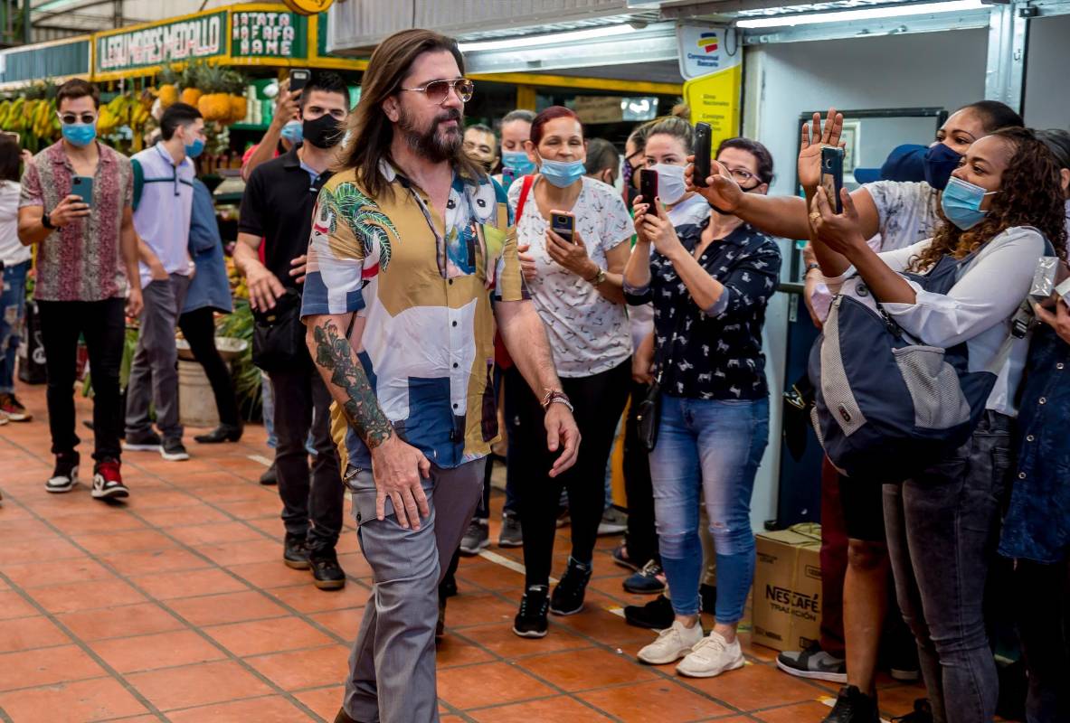 Muchos intentaron saludarlo y tomarse fotos con el, el cantante paisa llegó a la plaza para grabar un programa. Foto Juan Antonio Sánchez Ocampo