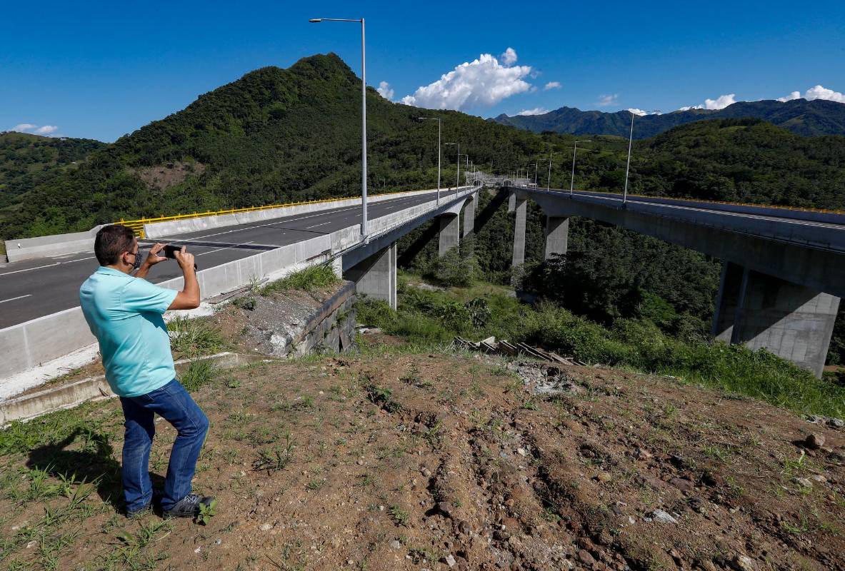 El proyecto, desde su concepción, ha sido retador. Es una carretera de montaña pura, que une al Cauca con Medellín. Foto: Manuel Saldarriaga Quintero.