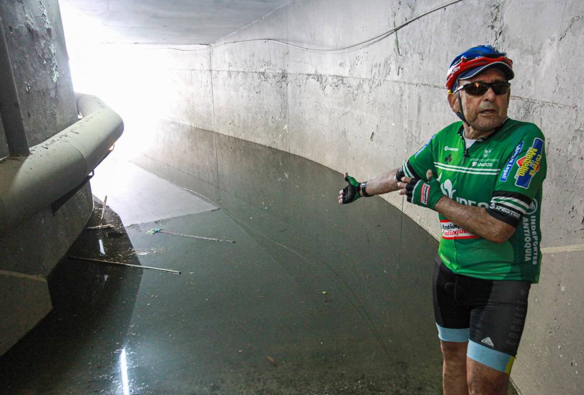 El túnel de acceso a la pista se inunda con frecuencia lo que impide el ingreso de forma fácil del excampeón que debe hacer maromas para poder entrar a la pista a entrenar. Foto: MANUEL SALDARRIAGA QUINTERO.