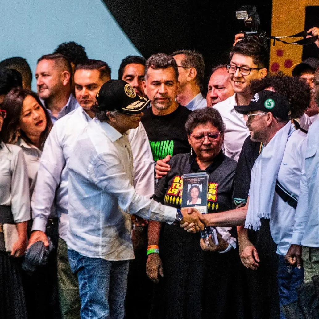 Una imagen controversial del acto de este sábado fue la presencia en tarima de los jefes de bandas del Valle de Aburrá, a los cuales Petro saludó.<b> </b>FOTO: EL COLOMBIANO