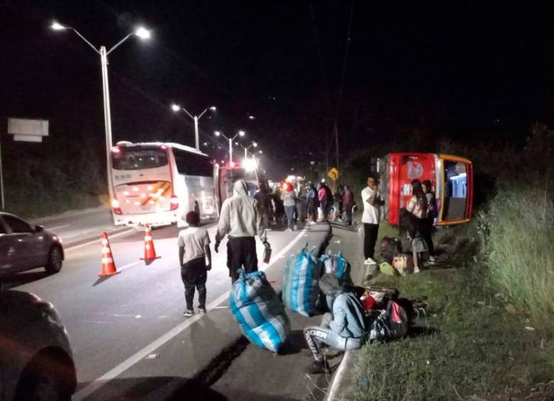 El vehículo se volcó durante la madrugada del este lunes 2 de enero, en el kilómetro 8 de la autopista Medellín - Bogotá. FOTO: ARCHIVO PARTICULAR