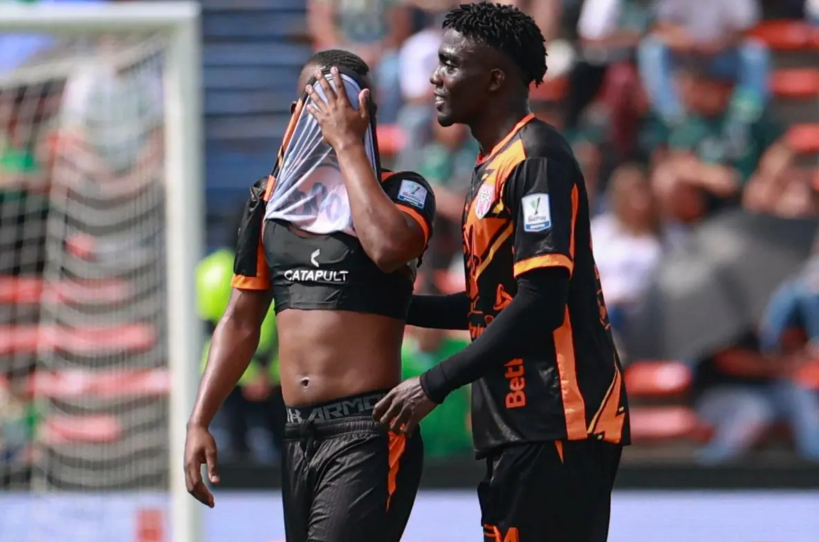 El partido parecía servido para una goleada cómoda. Envigado sufrió dos expulsiones en la primera parte: Didier Dawson y William Hurtado se marcharon antes del descanso, dejando al cuadro naranja con nueve hombres. Foto: Manuel Saldarriaga Quintero.