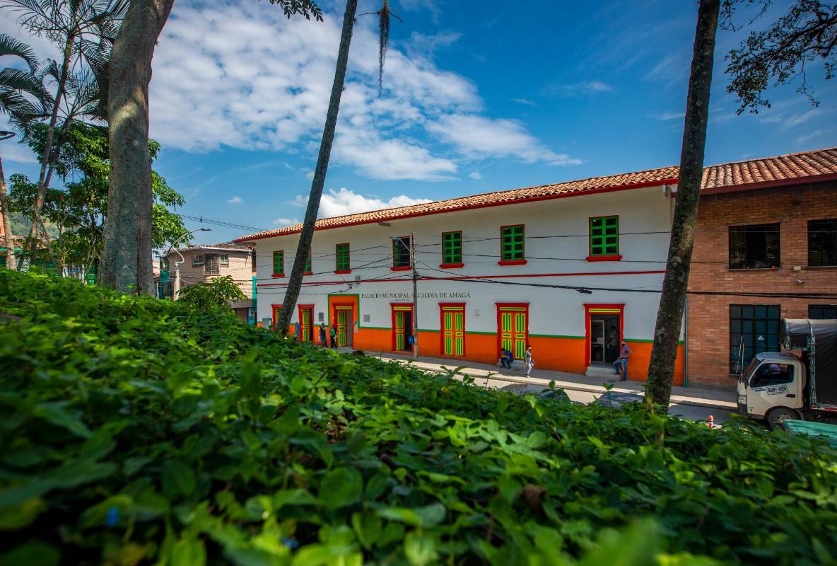 Con cambios en su estructura el palacio municipal de Amagá, muestra una nueva cara a sus pobladores. Foto: Camilo Suárez