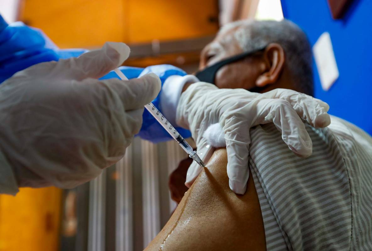 Habitantes de la tercera edad de los barrios Aranjuez, Santa Cruz y Popular son y serán atendidos por personal de la salud durante el fin de semana. Foto: Manuel Saldarriaga Quintero. 