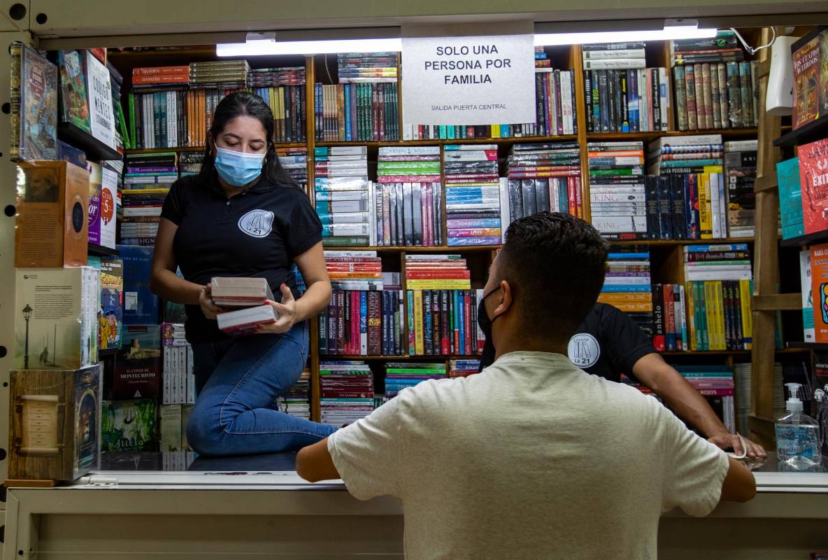 El Centro Comercial del Libro y la Cultura abrió sus puertas en 1991 para acoger a los libreros informales que, contra el sol y la lluvia, ofrecían sus productos en el Parque Berrío y la Plazuela Uribe Uribe. Fue el primer lugar de trabajo bajo techo para muchos. Foto: Manuel Saldarriaga Quintero.