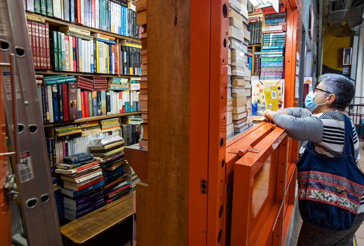 Para muchos usuarios el miedo a un contagio es más fuerte. Si bien en el centro comercial no se ha detectado ningún foco, algunos son reacios y prefieren comprar libros por internet en grandes plataformas. Foto: Manuel Saldarriaga Quintero.