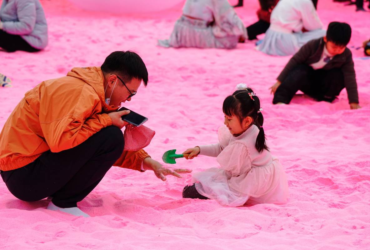 Familias enteras salen a disfrutar de las playas rosadas, después de un largo encierro por la pandemia, en el lago Qiandao en Hangzhou . FOTO : GETTY 