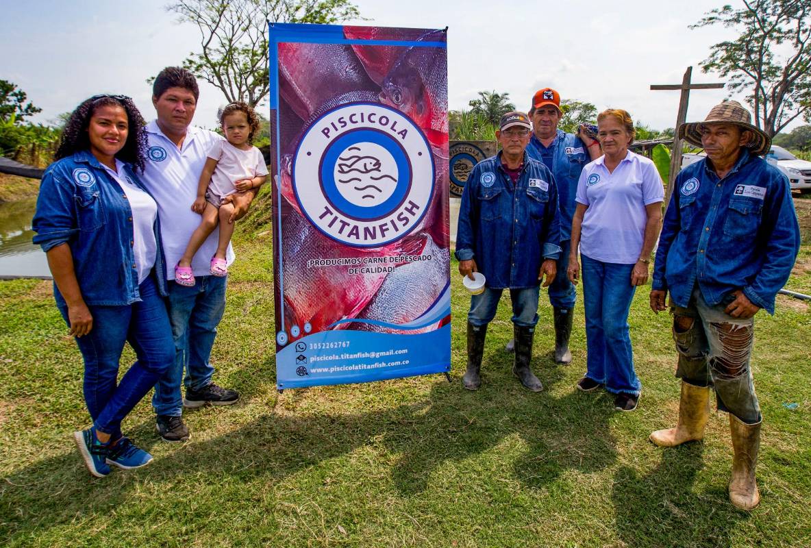 Izquierda, Jiseth Córdoba, Jovanni Giraldo y su hija, a la derecha Julio y Miriam, padres de Jovanni, José, amigo de la familia, y cierra uno de sus colaboradores, Foto: Julio César Herrera