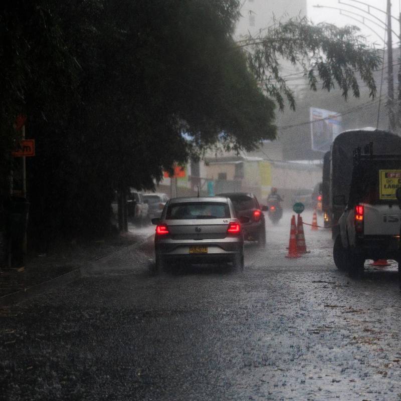 Equipos de emergencia atienden deslizamientos en San Antonio de Prado tras intensas lluvias y caída de granizo. FOTO EL COLOMBIANO. 