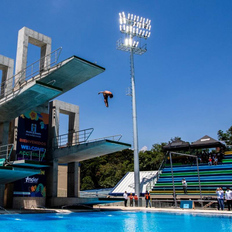 El experimentado clavadista antioqueño Sebastián Villa, quien ha estado en tres Juegos Olímpicos, realizó el primer salto desde la plataforma de 10 metros a la renovada piscina. FOTO julio césar herrera