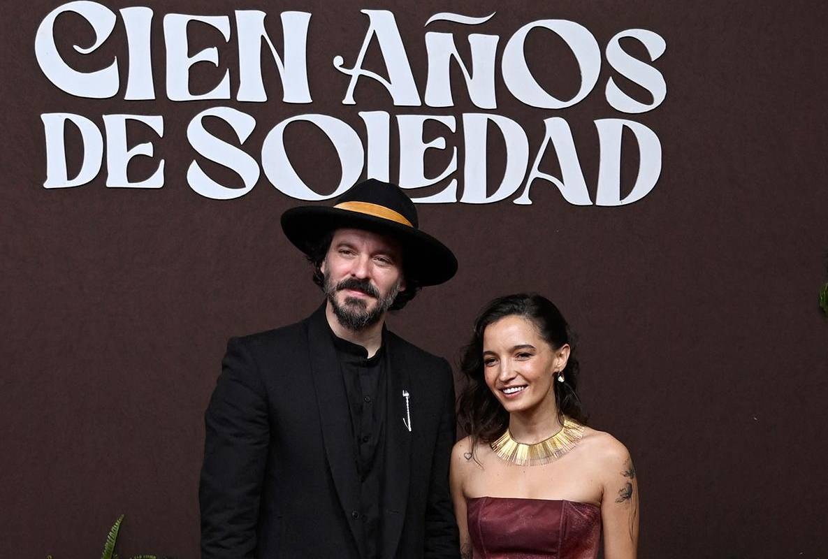 El director argentino Alex García López y su pareja Juanita Moreno. El Museo El Chicó, con su encanto histórico, se convirtió en el escenario perfecto para este importante acontecimiento cultural, que no solo exalta el talento colombiano, sino que también pone en valor la literatura como fuente inagotable de historias para el cine y la televisión. Foto: AFP