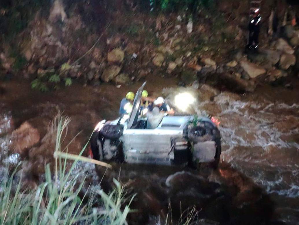 El carro rodó y se volcó en el lecho de la quebrada Doña María, en jurisdicción de Itagüí. FOTO: CORTESÍA