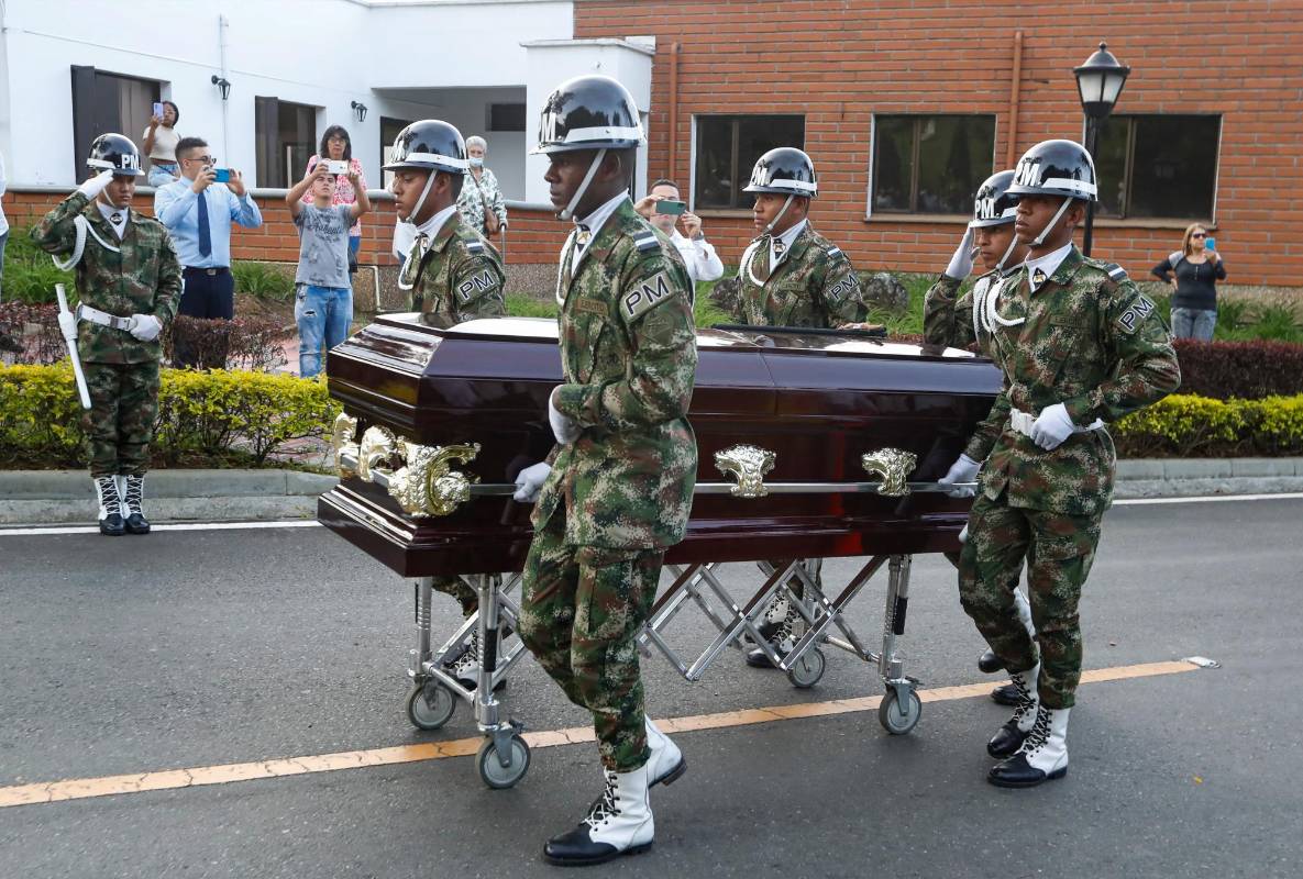 Hombres de la Policía Militar rinden homenaje al Rey del Despecho. FOTO: MANUEL SALDARRIAGA QUINTERO.