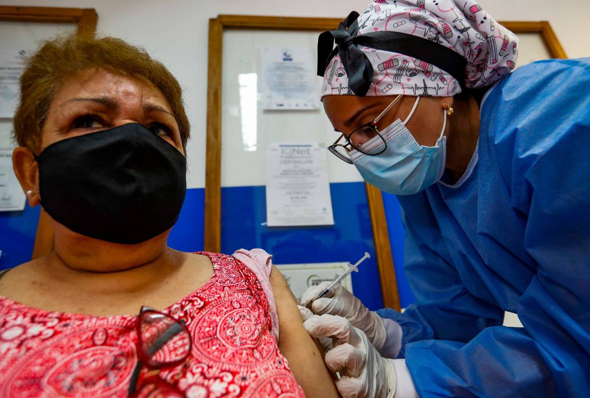 Las personas que van a ser vacunadas tienen derecho a observar el medicamento que le será aplicado contra el covid. Foto: Manuel Saldarriaga Quintero.
