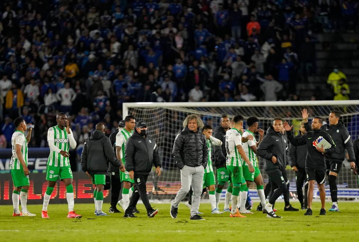 “El arriero” Hernán Darío Herrera con su rival Alberto Gamero, al final del encuentro. Foto: Colprensa