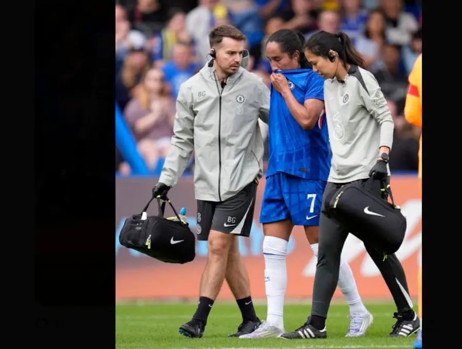 Mayra Ramírez salió lesionada del amistoso entre el Chelsea y AC Milan, por lo que fue sometida a una operación y estará de baja el resto del 2025. FOTO TOMADA X@CFC__Women