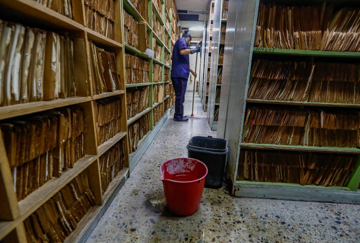 Varios anaqueles con las carpetas que contienen los documentos originales son cubiertas con plásticos para evitar que el agua las dañe. Foto: Manuel Saldarriaga 