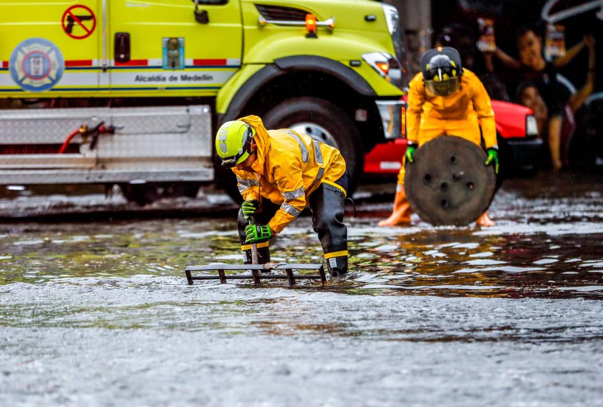 La glorieta de La Alpujarra también sufrió los embates del invierno quedando inundada. Los bomberos trabajaron para evacuar el agua. Foto: Camilo Suárez Echeverry