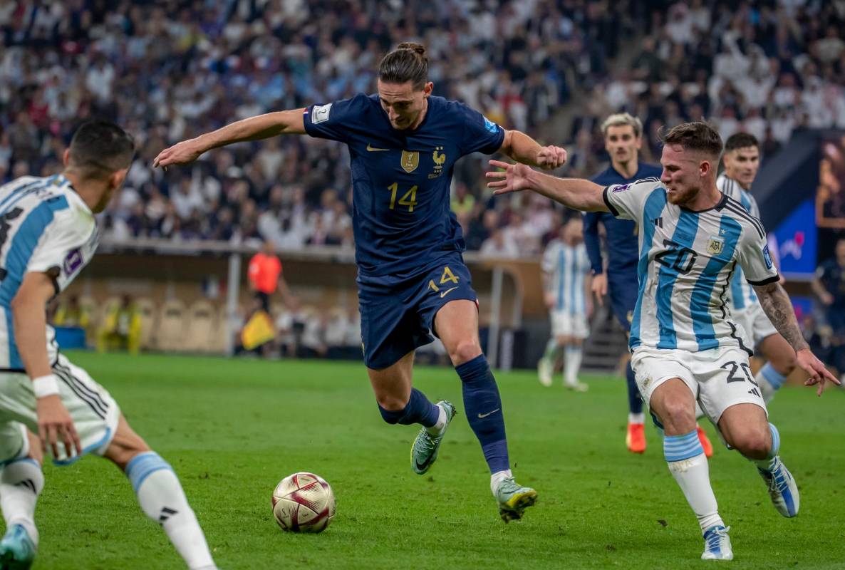 El partido estuvo cargado de emociones y fue necesario definir el compromiso mundialista desde el punto de penal. Foto : Juan Antonio Sánchez 