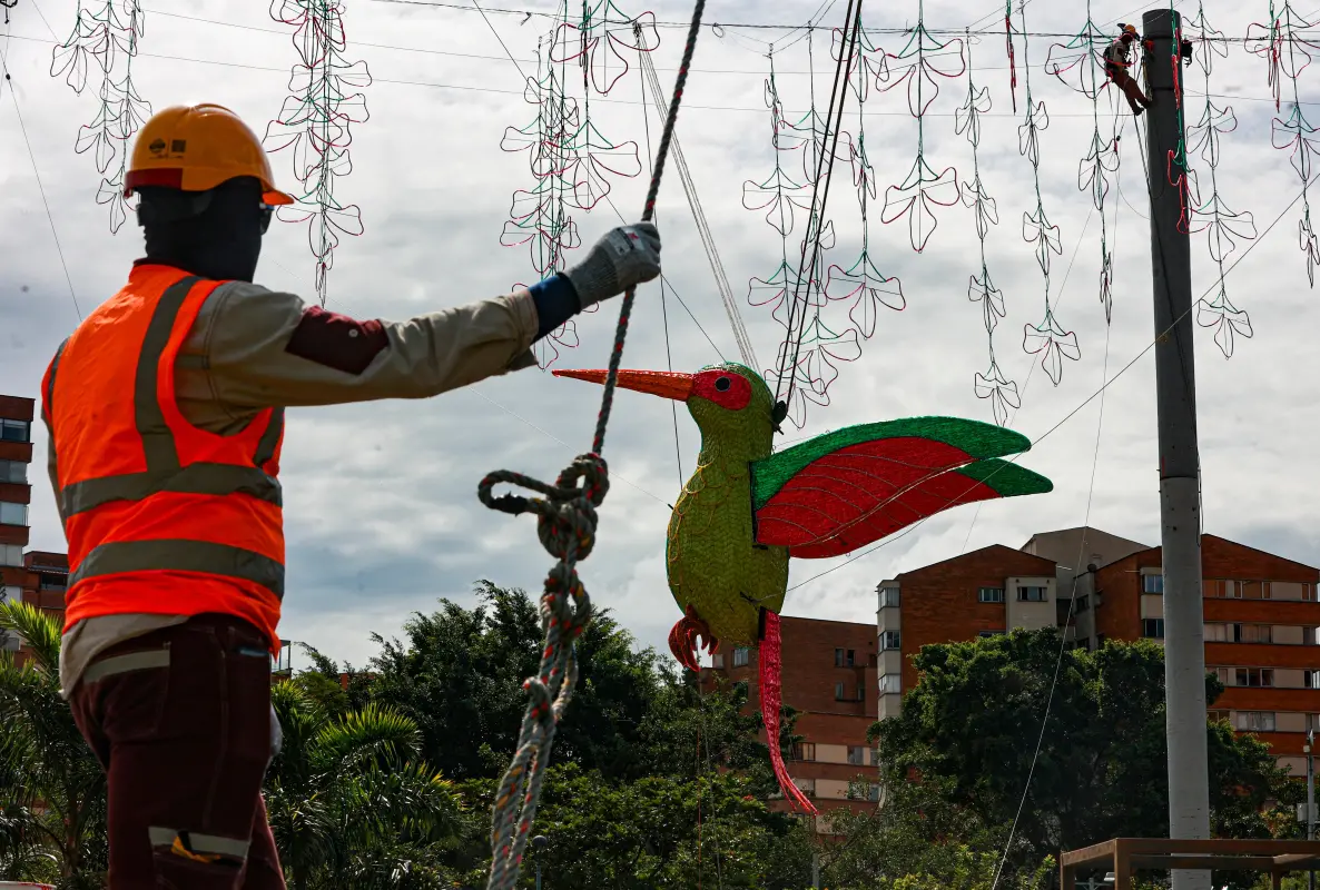 Los funcionarios de Empresas Públicas de Medellín (EPM) trabajan a toda marcha sobre el río Medellín y en diferentes puntos estratégicos, donde ya se empiezan a observar las primeras figuras y estructuras que darán vida al espectáculo de luces más emblemático del país. Foto: Manuel Saldarriaga Quintero.