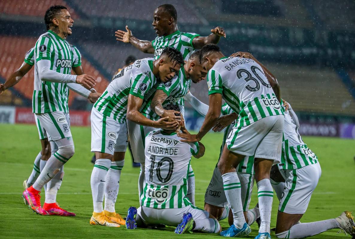 El equipo celebró no solo los goles conseguidos por Andrés Andrade y Jarlan Barrea, sino también su paso a la siguiente fase de la Copa Libertadores. FOTO JUAN ANTONIO SÁNCHEZ OCAMPO 