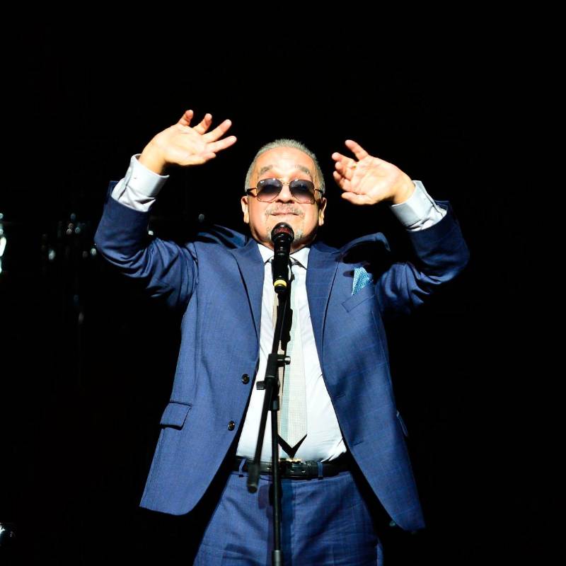 Willie Colón, con su infaltable trombón, en medio de un concierto en Bogotá en el año 2022. FOTO: GETTY