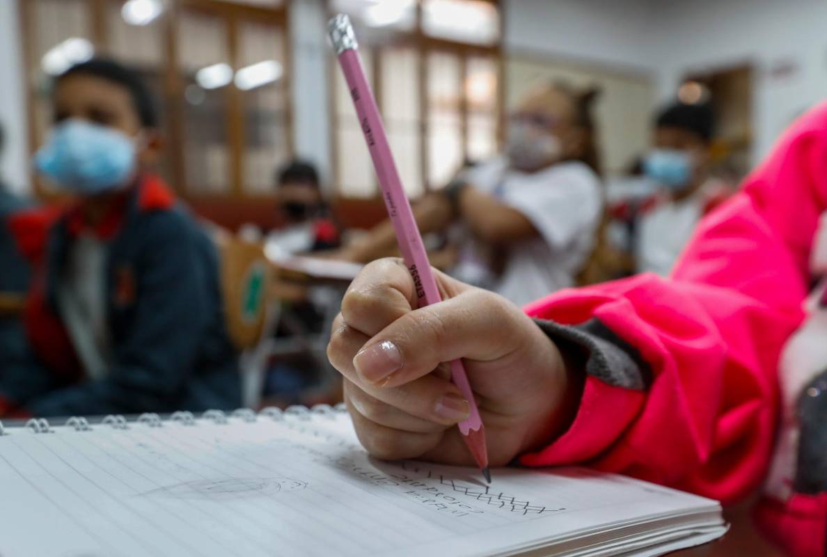 El desempeño de los colegios oficiales del Valle de Aburrá se vio afectado en 2020. La brecha entre colegios públicos y privados se ahondó en este sentido, según Medellín Cómo Vamos. Este es uno de los retos. FOTO MANUEL SALDARRIAGA