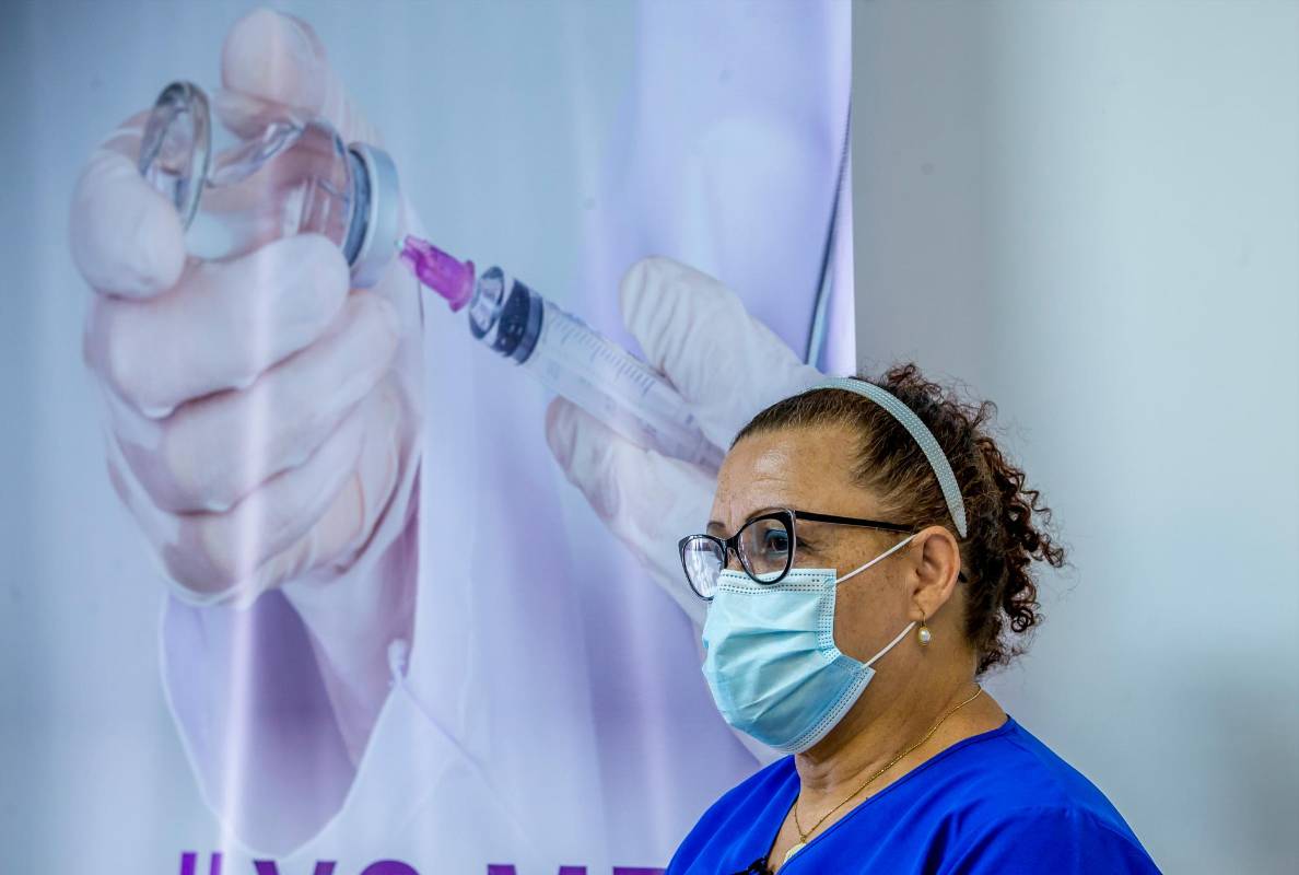 Alba Rocío Montoya, enfermera de la Unidad de Cuidados Intensivos del Hospital General de Medellín fue la primera en recibir la primera y segunda dosis de la vacuna. Foto Juan Antonio Sánchez Ocampo