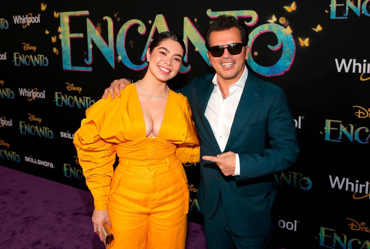 Auli'i Cravalho (quien fuera la voz de Moana en la cinta del mismo nombre) junto al actor colombiano John Leguizamo en la premiere mundial de Encanto, en el Capitan Theatre, en Hollywood, California. FOTO Jesse Grant/Getty Images for Disney