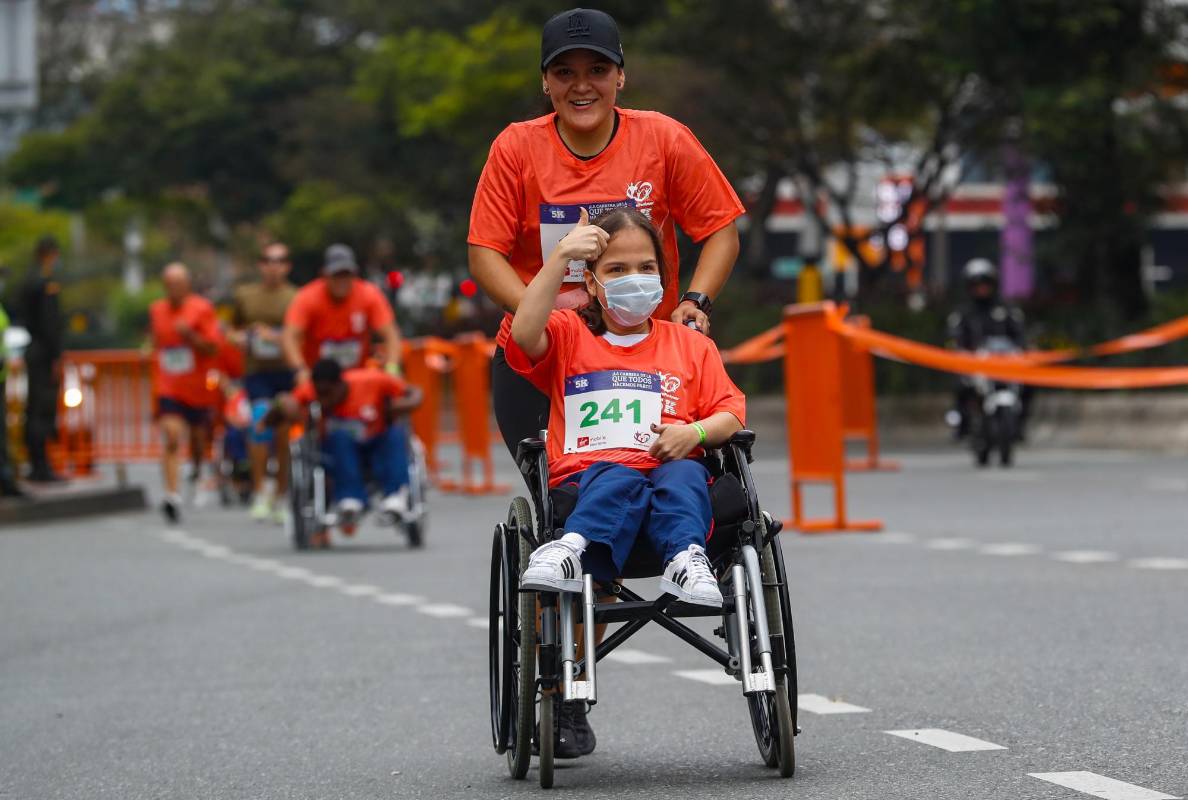 La carrera es organizada por la Fundación Mónica Uribe Por Amor, que desde hace más de dos décadas atiende a personas con espina bífida en el país. Foto: Manuel Saldarriaga Quintero.
