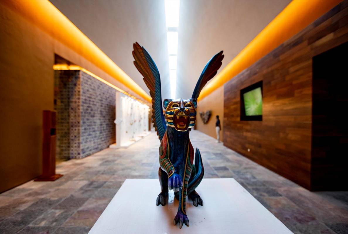 Más de 200 piezas de artes se exhiben en los pasillos del Xcaret Arte. FOTO. Jaime Pérez