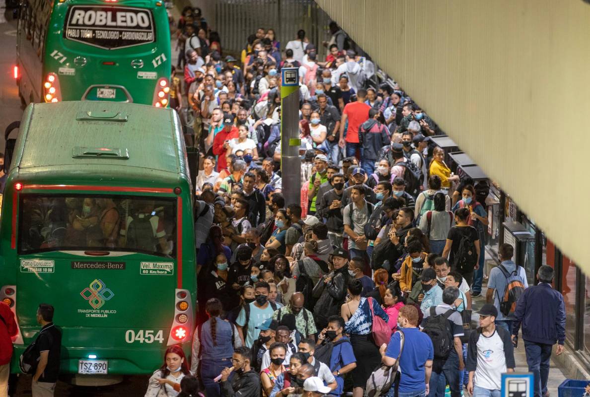 En la primera noche de la suspensión del servicio en la estación Caribe, las personas intentaban abordar uno de los alimentadores para poder llegar a su destino final Foto: Edwin Bustamante