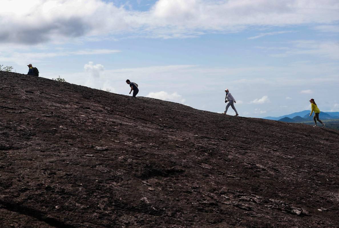En los afloramientos rocosos la vegetación arbórea es escasa, crean condiciones de temperaturas extremas. Foto: Manuel Saldarriaga Quintero.