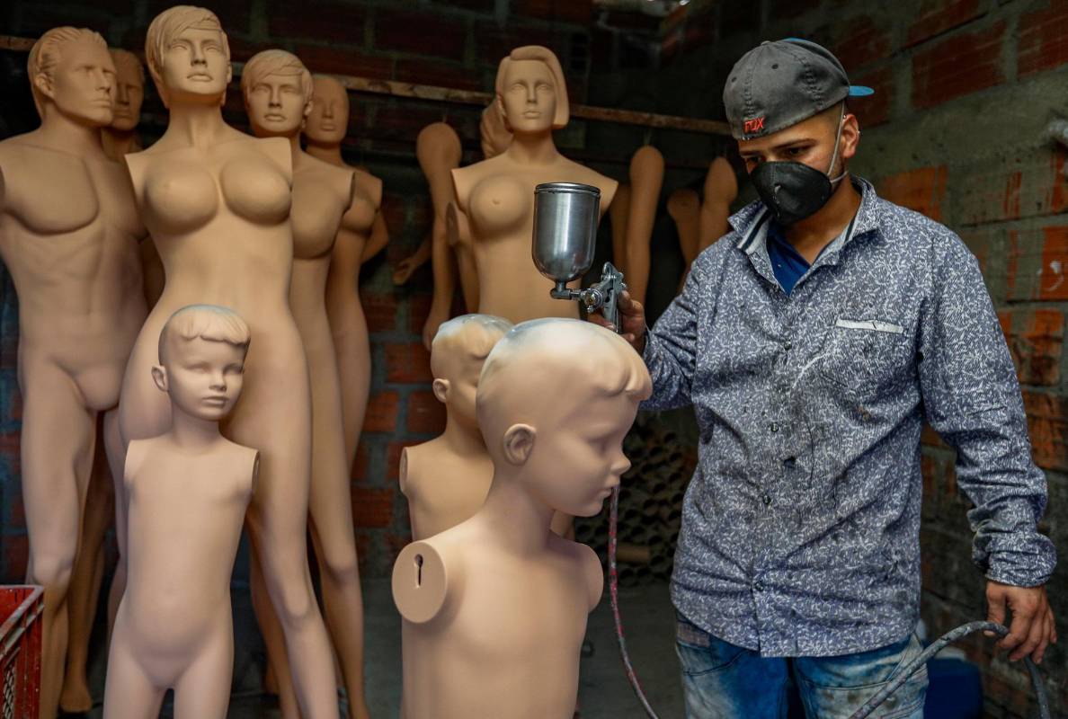 En un taller en el barrio Caicedo la Sierra, los hermanos Isaza Ochoa cada mañana madrugan a realizar sus tareas cotidianas. Foto: Manuel Saldarriaga Quintero.