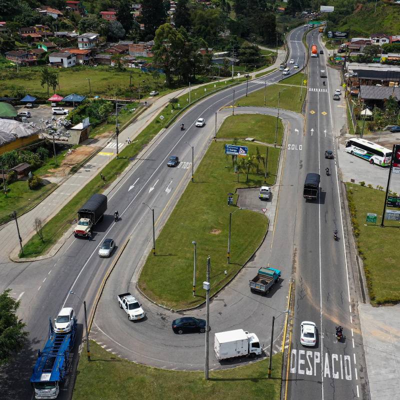 Imagen aérea de uno de los tramos de la autopista Medellín - Bogotá. FOTO Manuel Saldarriaga