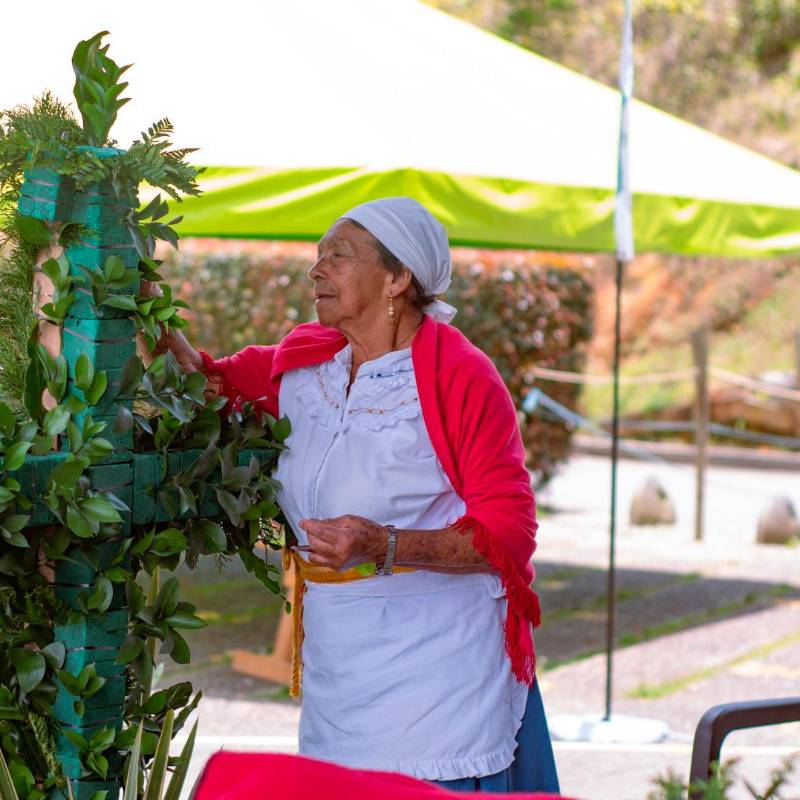 En Entre cruces y flores, los silleteros de Santa Elena construirán y adornarán diez cruces de 1,5 metros de altura cada una con las mismas técnicas que realizan las silletas del Desfile de Silleteros. FOTO cortesía parque arví