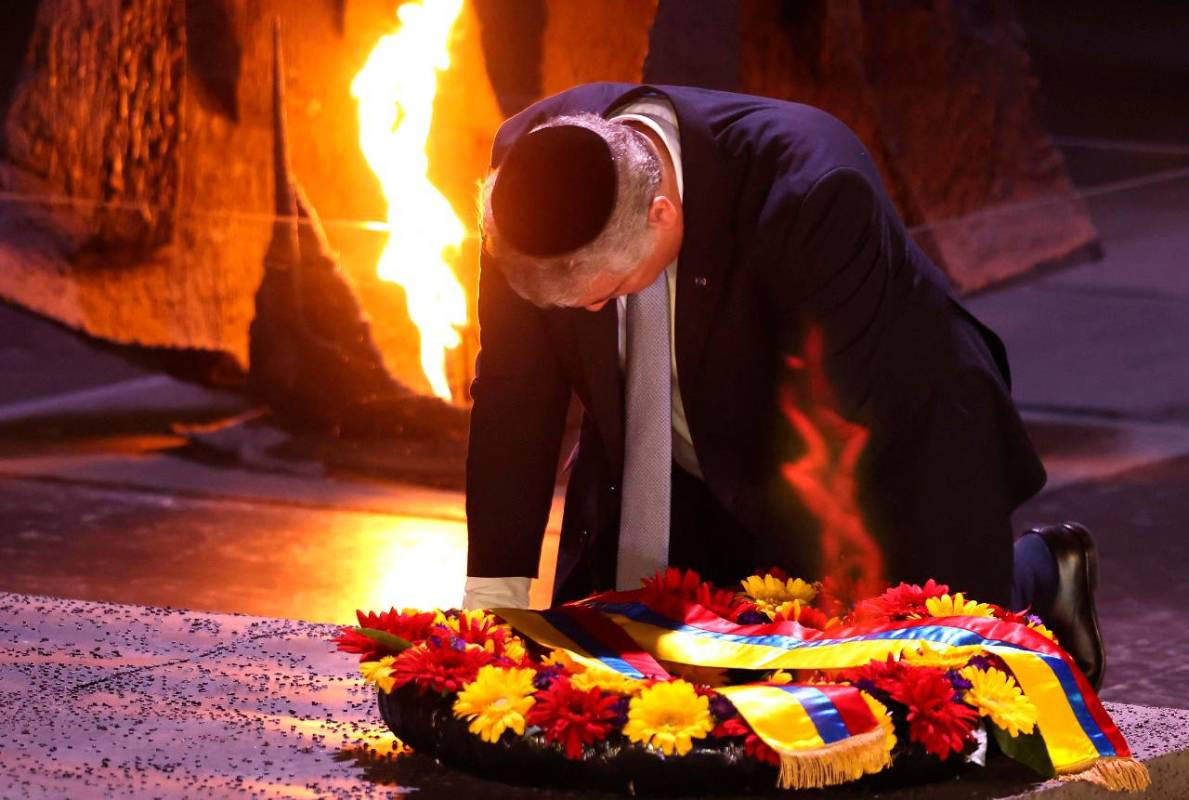  La ofrenda floral colocada en el museo estuvo adornada con la bandera de Colombia. Foto AFP